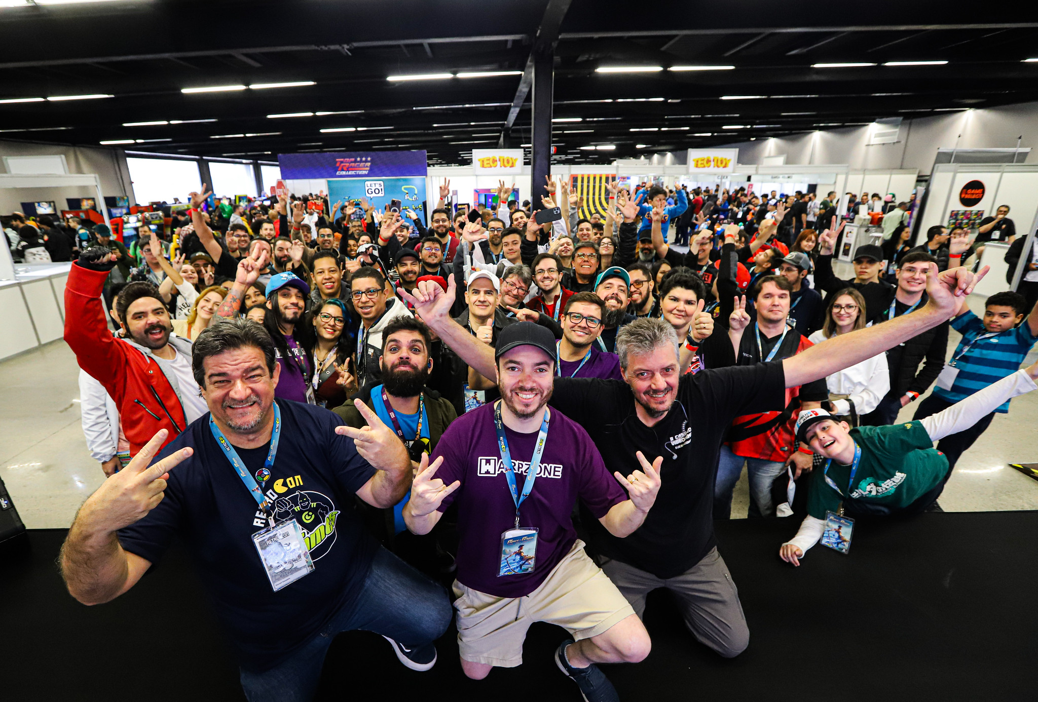 Comunidade reunida na Retrocon: visitantes e organizadores celebrando juntos no pavilhão do evento